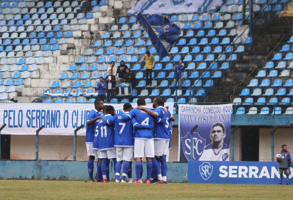Organizado fora de campo e com técnico catalão, Serrano se destaca em início na Série B1 do Carioca
