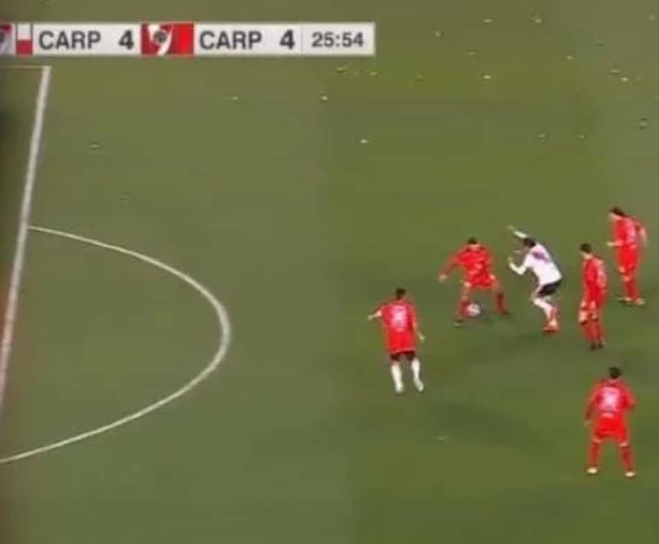 Lenda sul-americana faz gol antológico em jogo festivo; assista