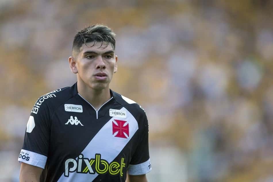 Palacios, do Vasco, é detido em Santiago após acusações da ex-namorada, diz imprensa chilena