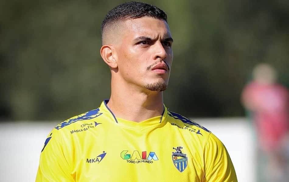 Gustavo comemora início vitorioso com a camisa do Valadares