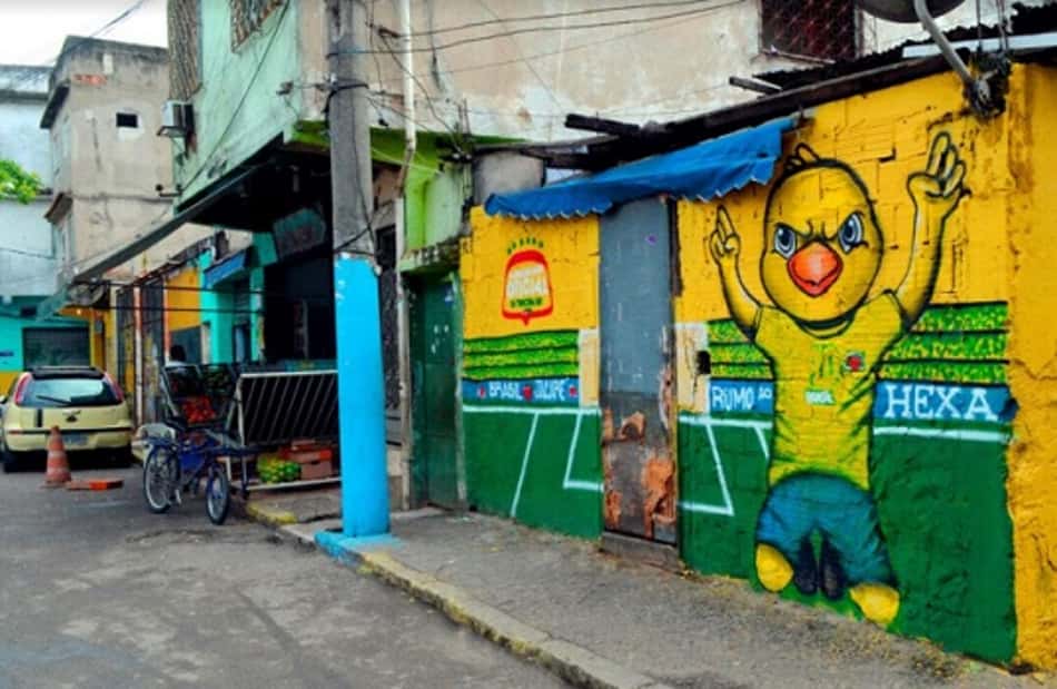 Copa do Mundo: parceira da Seleção Brasileira patrocina muros pintados em comunidades no Rio