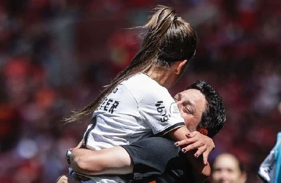Corinthians bate recorde de público, goleia o Internacional e é tetracampeão brasileiro feminino