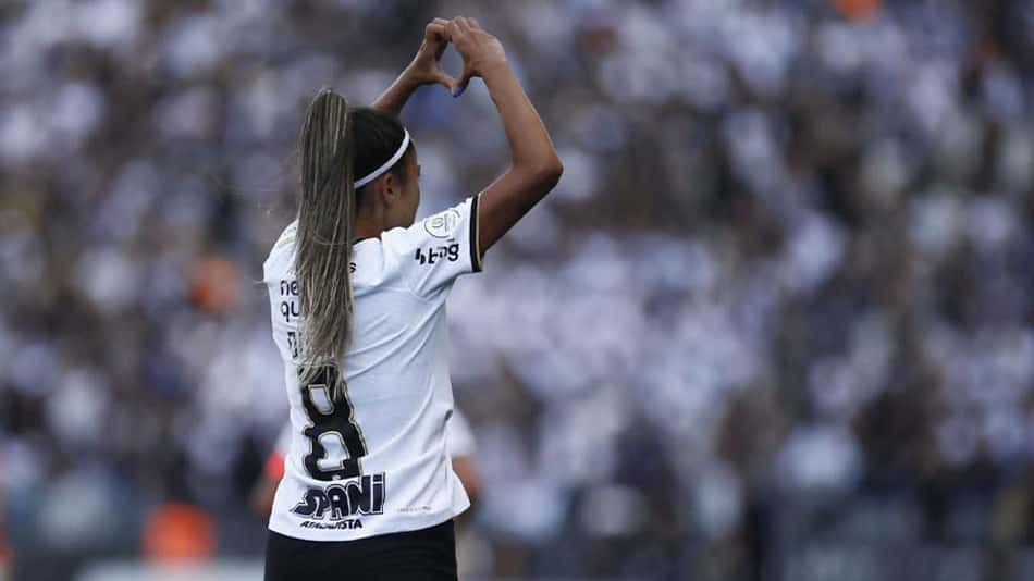 Emocionada, Diany, do Corinthians, celebra superação e estádio cheio: 'A modalidade agradece'