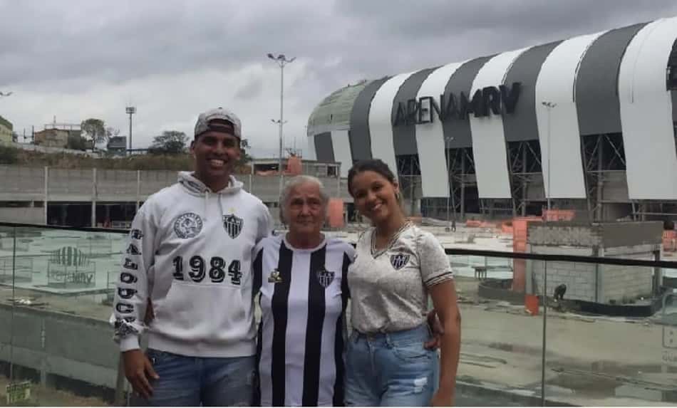 Torcedora do Atlético-MG se emociona com visita à Arena MRV