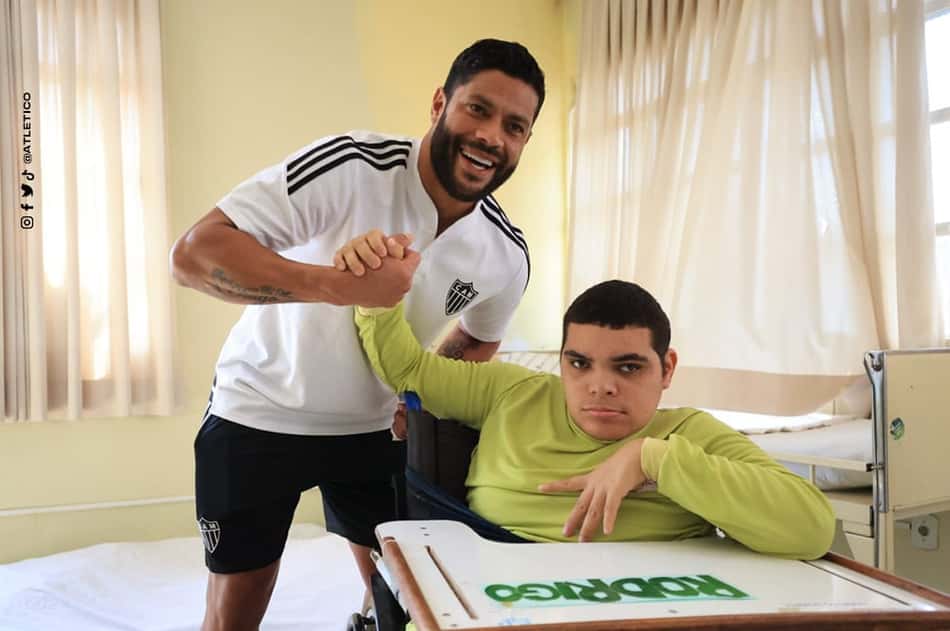 Em dia de boa ação, jogadores do Atlético-MG visitam entidade que ajuda pessoas com deficiência