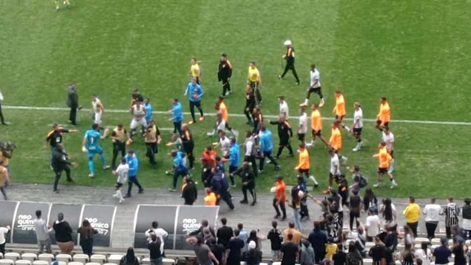 VÍDEO: Final do Brasileirão sub-20 entre Corinthians e Palmeiras tem briga em campo e nas arquibancadas