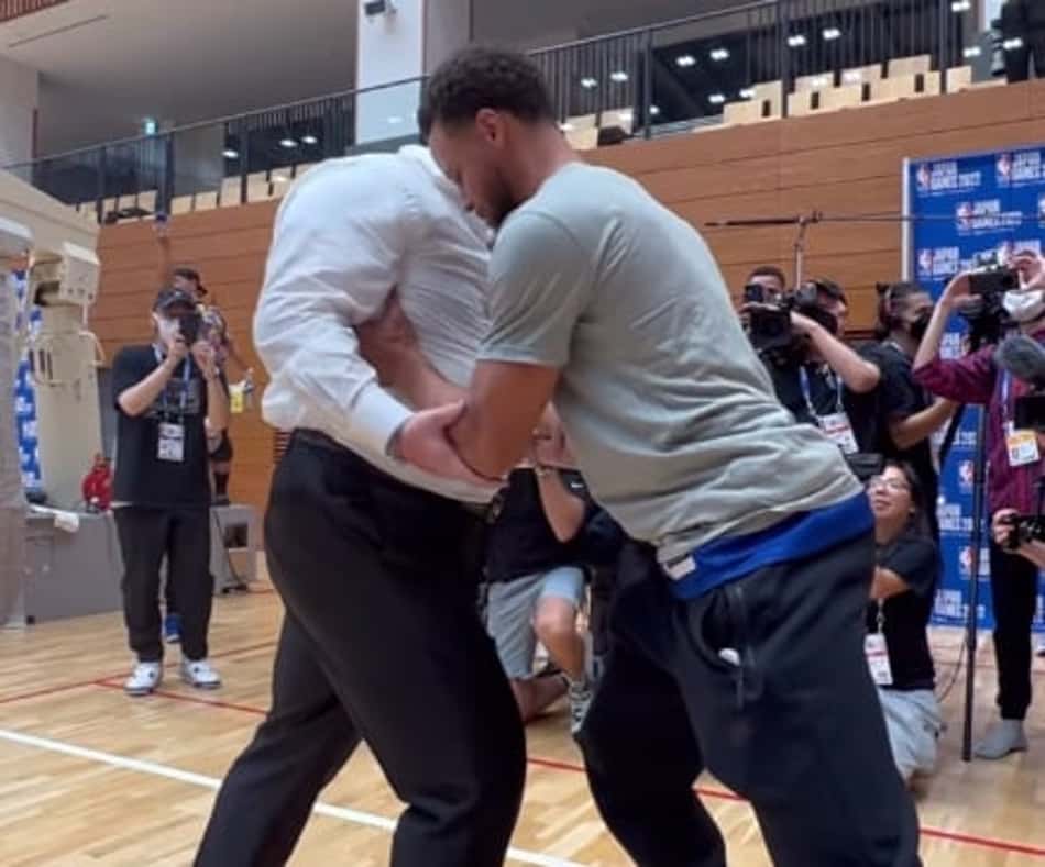 VÍDEO: Stephen Curry e Klay Thompson lutam sumô com lenda do esporte