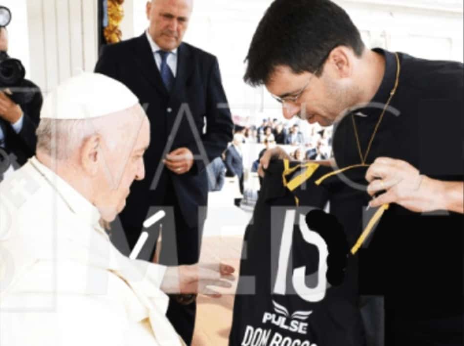 Padre presenteia Papa Francisco com camisa de time brasileiro e celebra benção: 'Deu certo'
