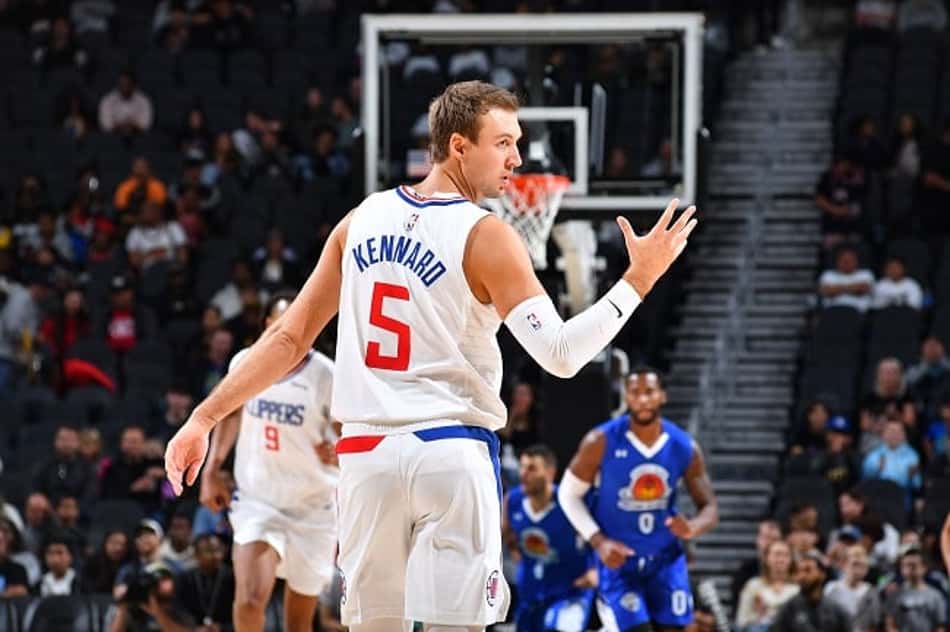 Com reservas e lobby para Seattle, Clippers arrasa Ra'anana Maccabi