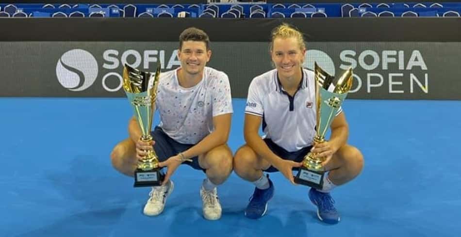 Rafael Matos com o troféu ao lado de Vega
