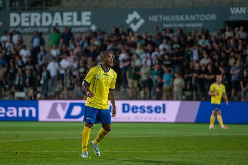 Éverton Luiz festeja início no futebol belga com titularidade em seu clube