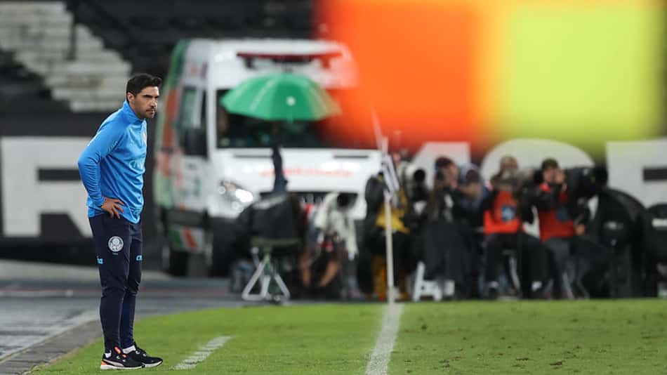 Abel defende estratégia do Palmeiras com um a menos e dispara: 'Por isso sou treinador e vocês jornalistas'