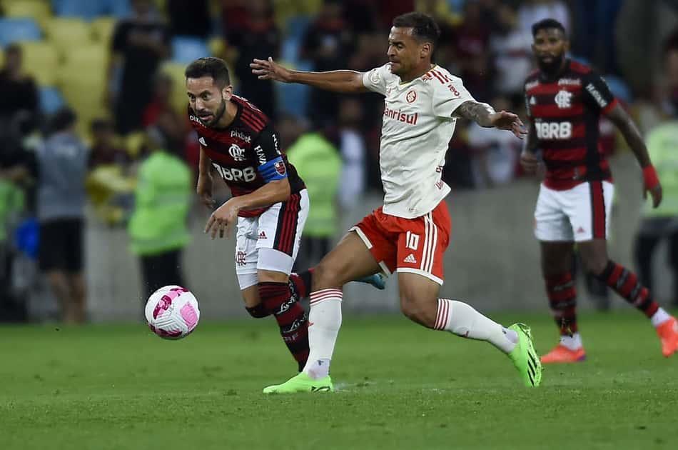 Flamengo e Internacional empatam em noite dos goleiros no Maracanã