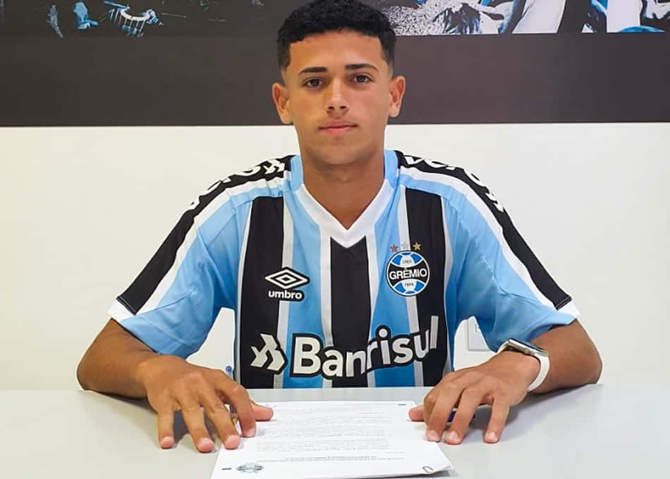Atacante assina primeiro contrato profissional com o Grêmio tendo multa astronômica
