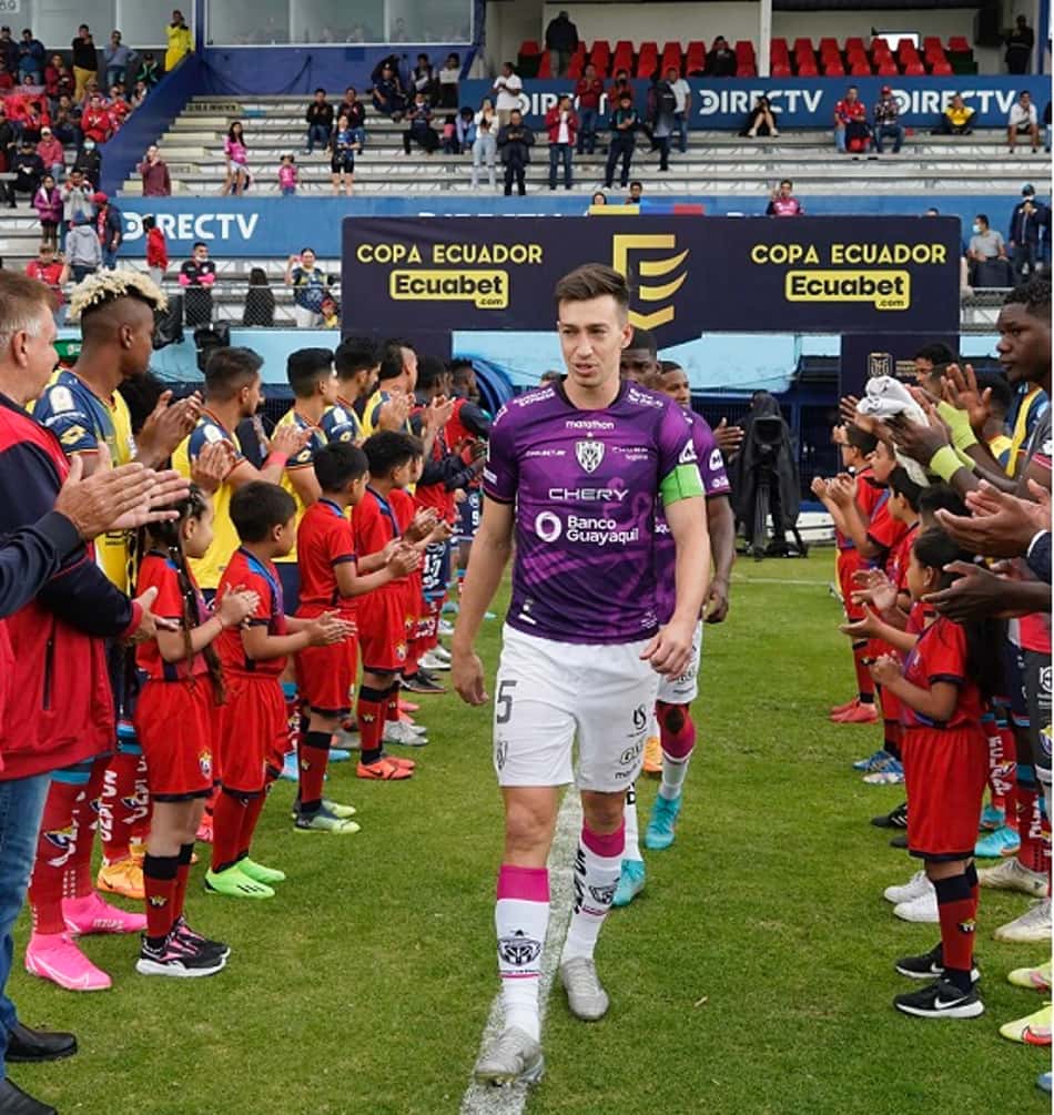 Clube rival presta homenagem emocionante ao Independiente del Valle antes de partida no Equador; confira