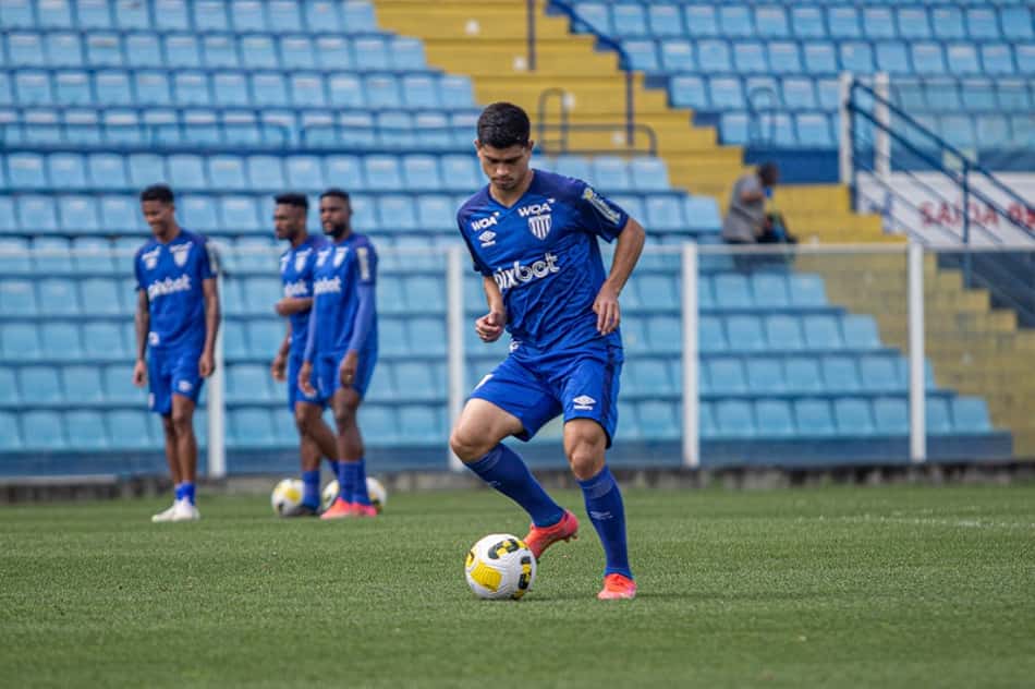 Lateral Kevin se destaca com bons números pelo Avaí no Brasileirão