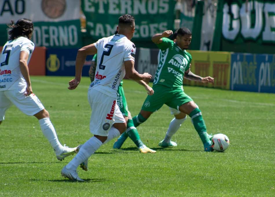 Com um a menos, Chapecoense segura empate contra Operário-PR e respira na Série B