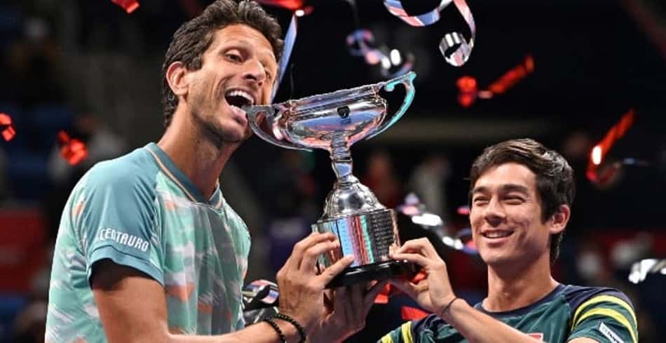 Marcelo Melo e Mackenzie McDonald com o troféu