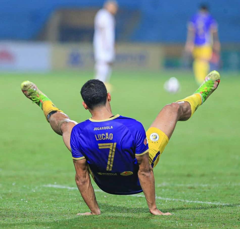 Lucão marca duas vezes pelo Hanoi FC e comemora liderança na liga