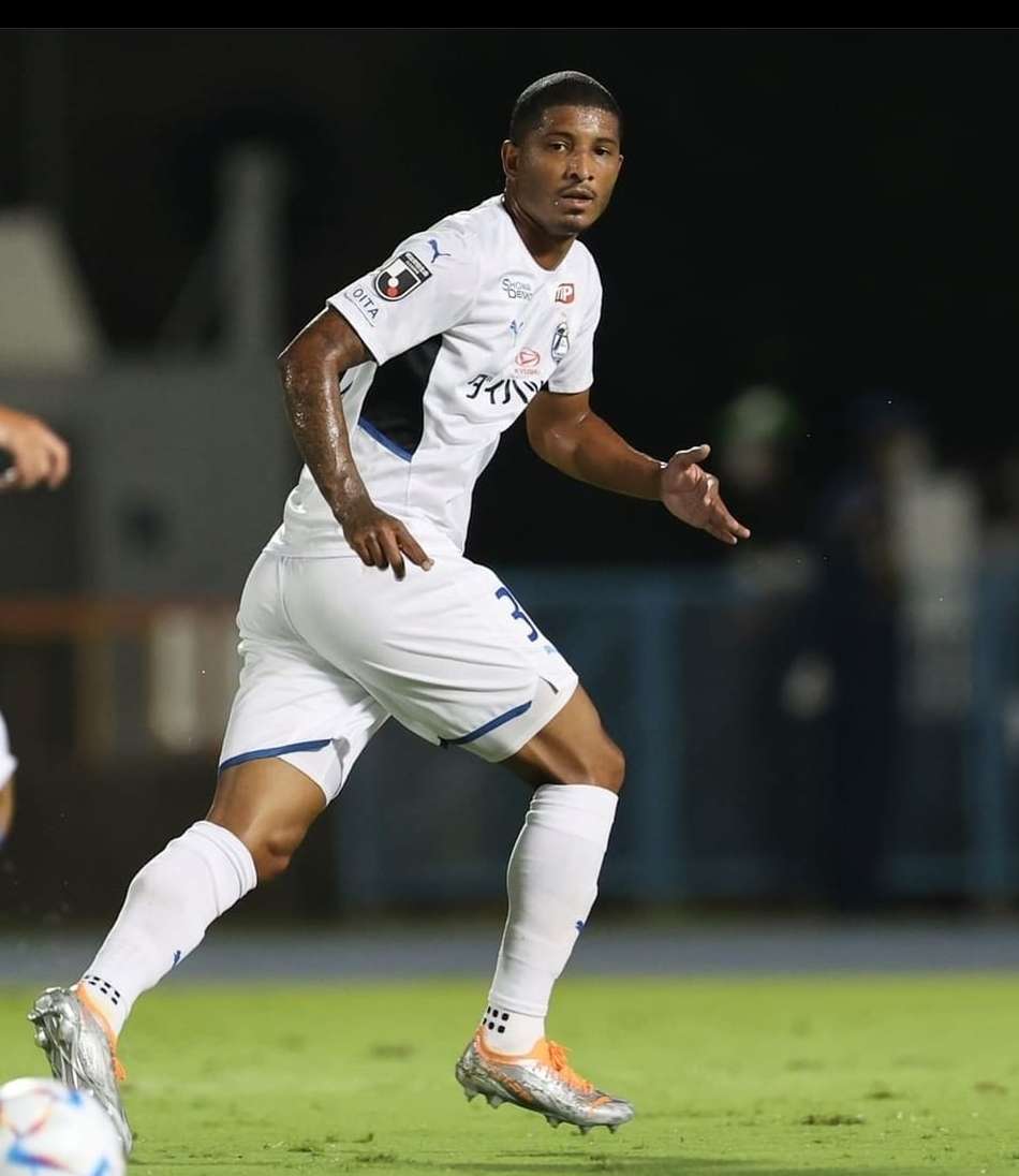 Pereira comemora vaga nos playoffs da J-League 2 após vitória do Oita Trinita sobre o Yokohama FC