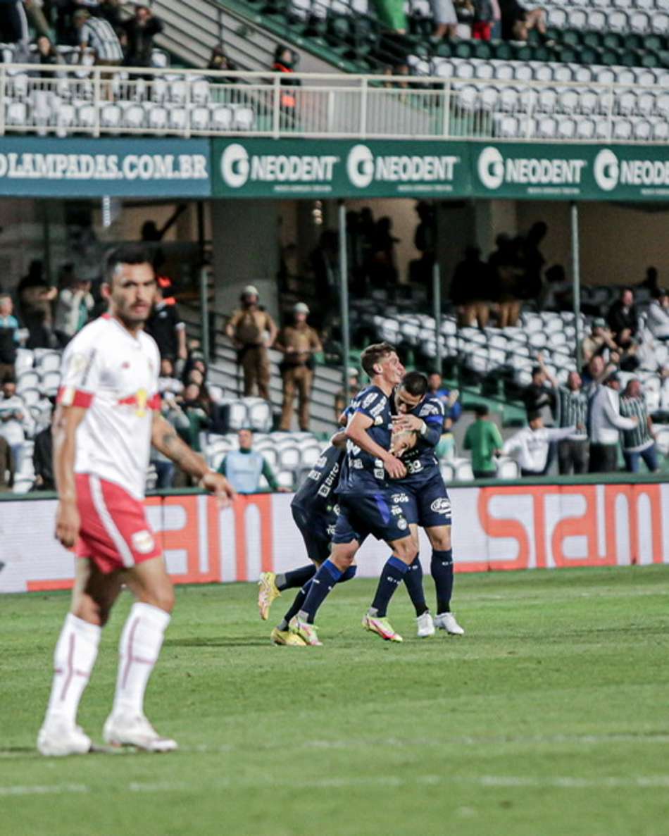 Coritiba vence Bragantino e se afasta do Z4 do Brasileiro