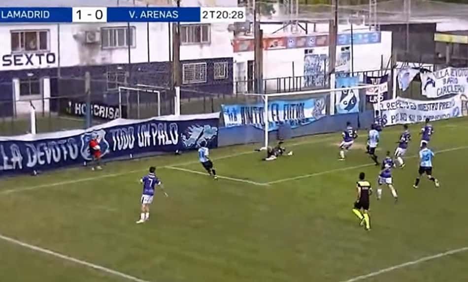 VÍDEO: atacante engana árbitro que confirma gol em chute para fora; lance salvou time do rebaixamento