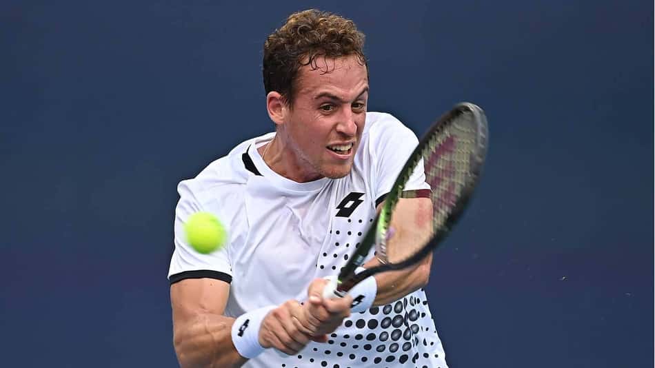 Carballes Baena surpreende Berrettini na estreia em Florença