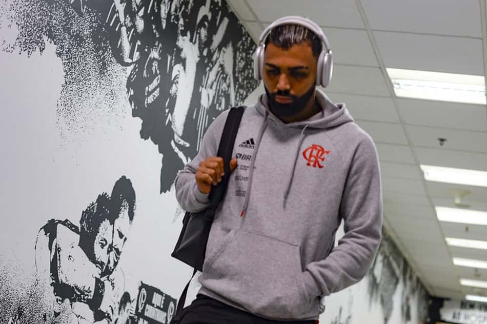 'Lil Gabi' na área: Gabigol visita batalha de rap e doa R$5 mil ao vencedor