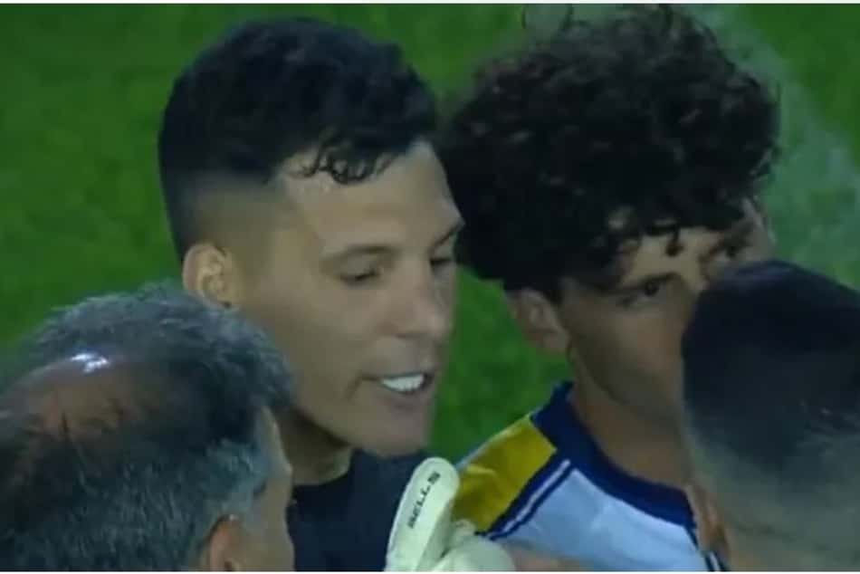 Goleiro defende pênalti e na sequência toma um tapa na cara