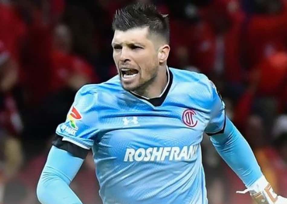 Tiago Volpi leva chute no rosto em partida da Liga MX