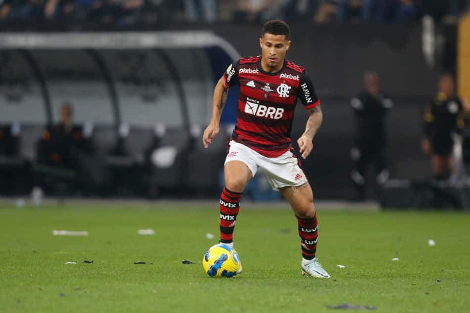 João Gomes conduz a bola em partida pelo Flamengo (Foto: Gilvan De Souza/Flamengo)