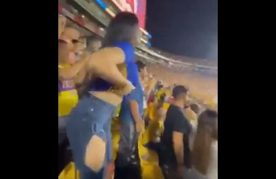 Torcedora se anima em comemoração de gol e mostra os seios em estádio