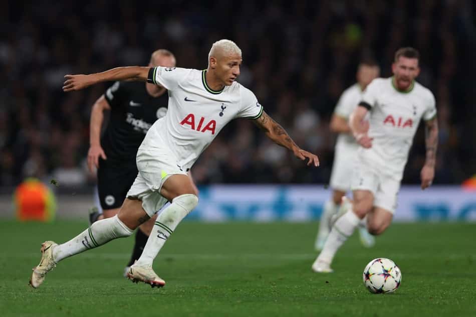 Richarlison surpreende fãs e aparece em público com nova tatuagem no pescoço; confira