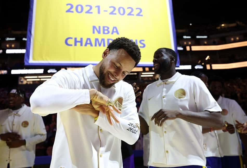 Após vitória do Warriors, Stephen Curry celebra "noite especial" em entrega de anéis