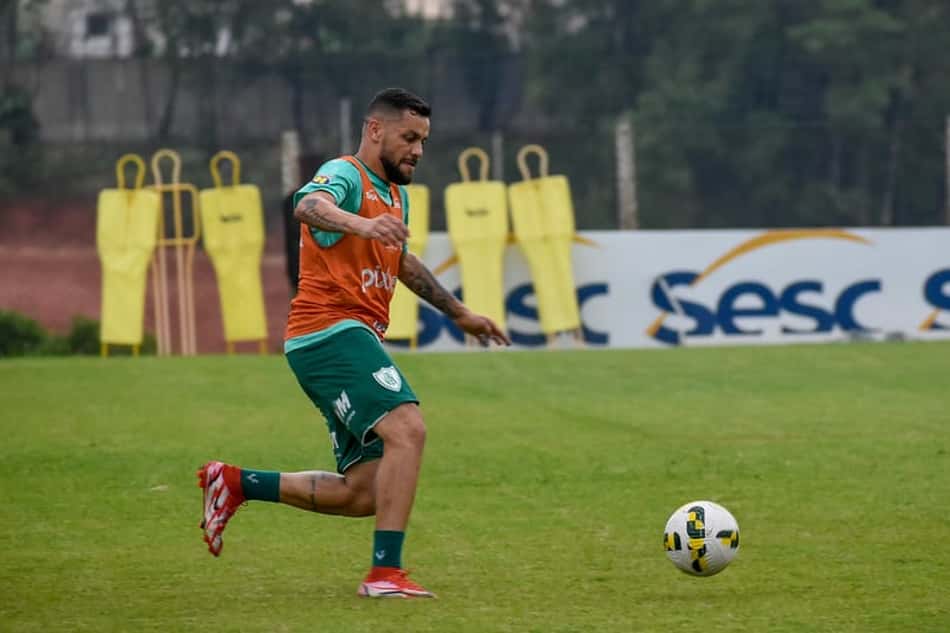 América-MG anuncia renovação de contrato com Felipe Azevedo até o fim de 2023