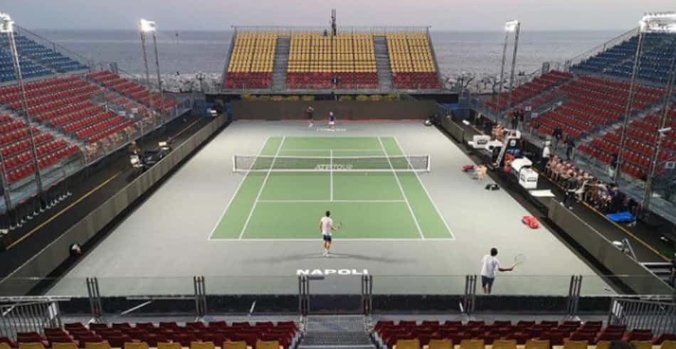 Construção de quadra ruim e umidade do mar interrompem ATP de Napoles