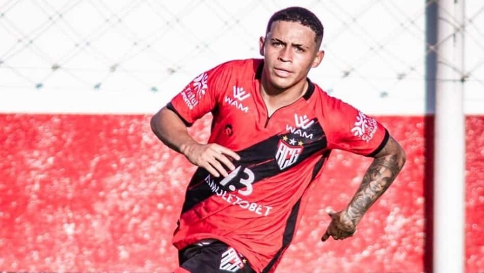 Atacante de 17 anos assina contrato profissional com o Atlético-GO: 'Realização de um sonho'
