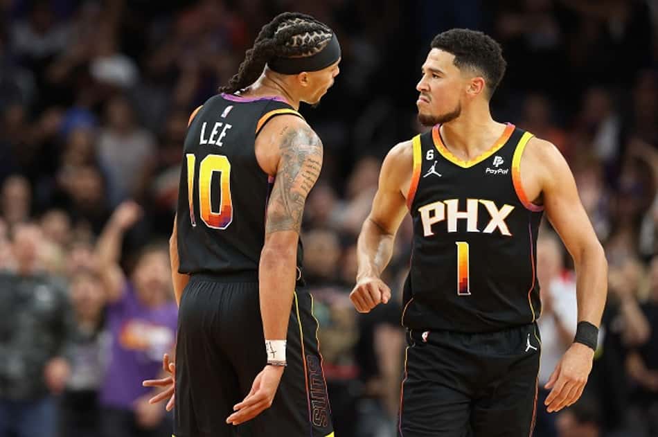 Devin Booker comanda e Suns vira sobre Mavs