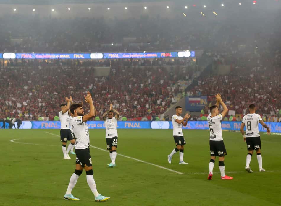 STJD apenas adverte Corinthians por sinalizadores na final da Copa do Brasil