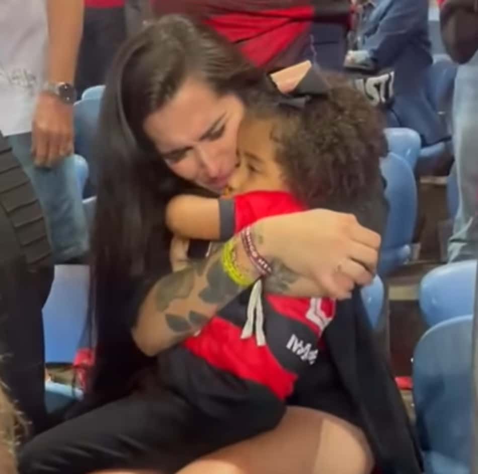 Esposa e filha de Rodinei se emocionam com gol do título do Flamengo no Maracanã; veja vídeo