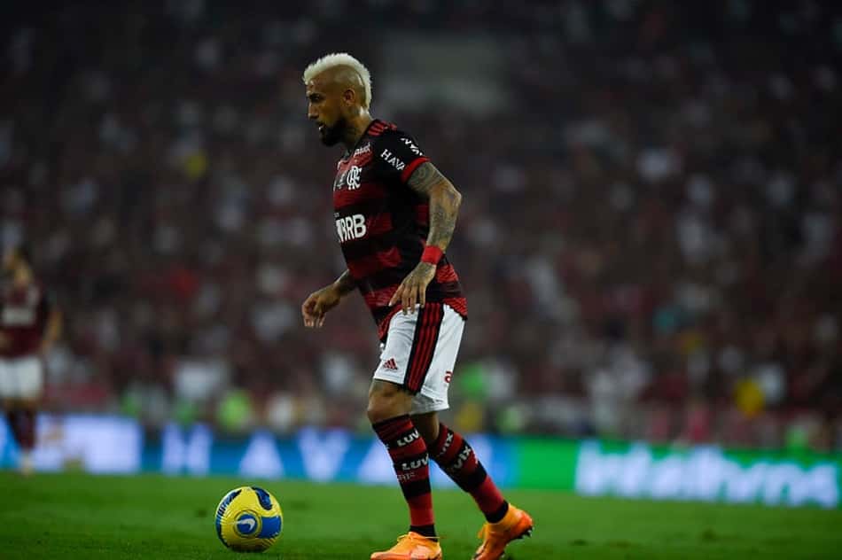 Flamengo confirma trauma na perna de Vidal, que inicia tratamento