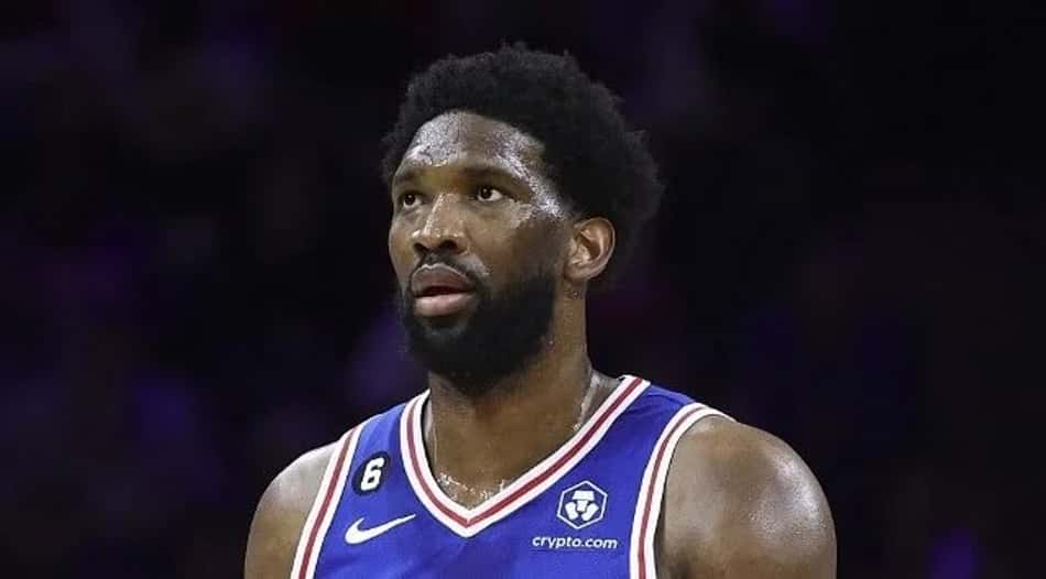 Joel Embiid ignora imprensa após péssima atuação contra o Bucks