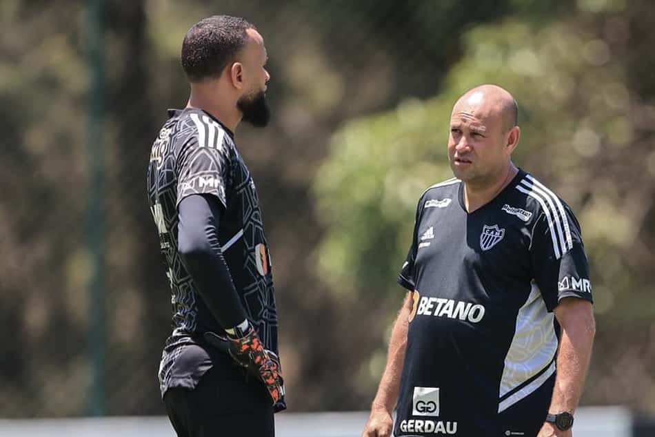 Por expulsão contra o Santos, preparador de goleiros do Atlético-MG é punido pelo STJD