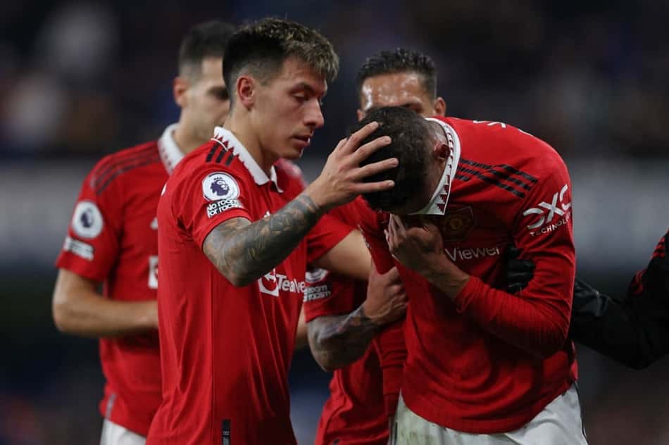 Raphael Varane deixa jogo do Manchester United aos prantos