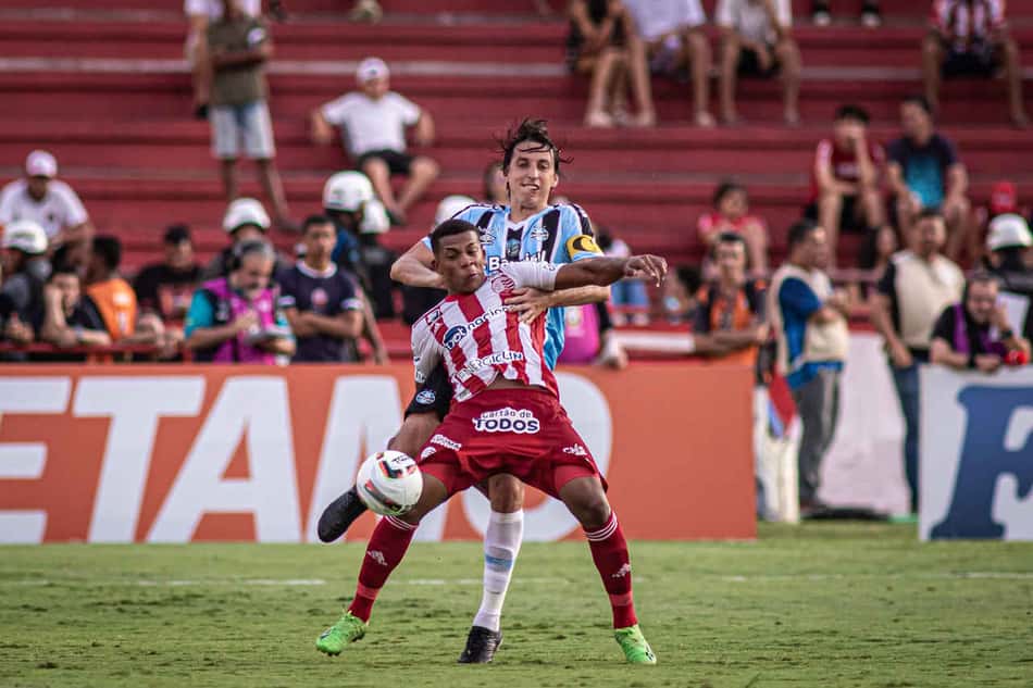 Aliviados, jogadores comemoram acesso do Grêmio