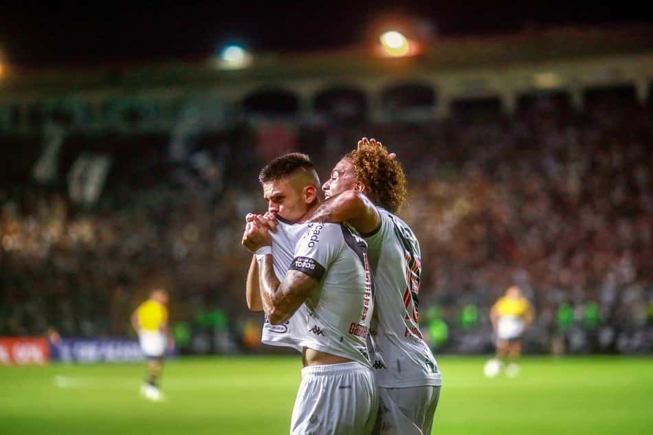 VÍDEO: Gabriel Pec surpreende torcedor do Vasco