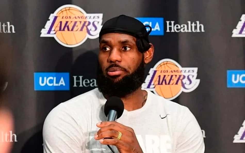 LeBron James reflete início ruim do Lakers: "Não acertamos uma moeda no oceano"