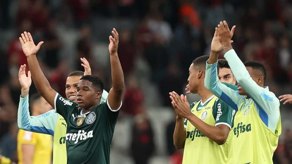 Endrick discorda da súmula, celebra dois gols pelo Palmeiras e agradece carinho dos brasileiros
