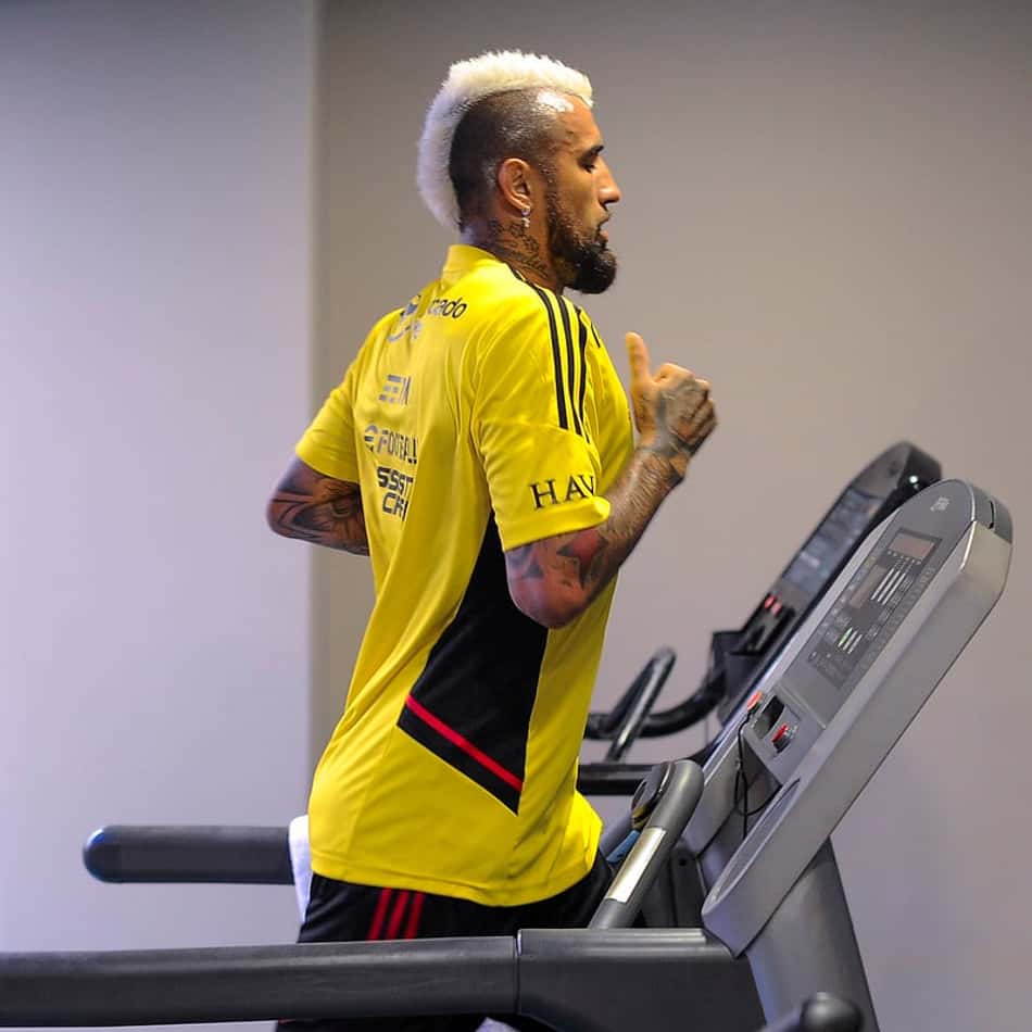 Flamengo publica Vidal em atividade e anima torcida para a Libertadores