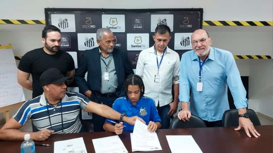 Santos vence disputa com o Palmeiras e assina com 'Ronaldinho japonês'